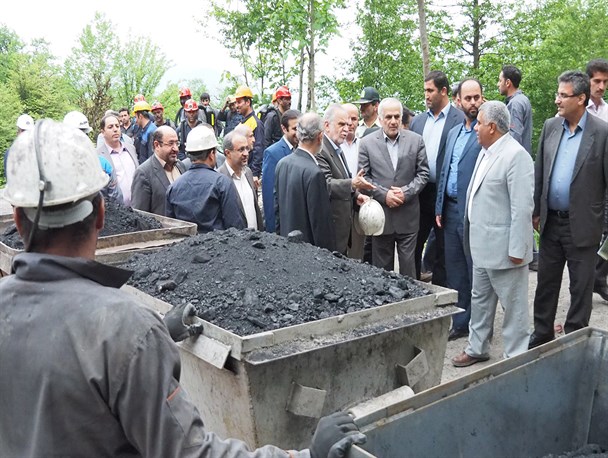 فخرفروشی با پیرهن سفید در کارخانه معدن زغال سنگ نور