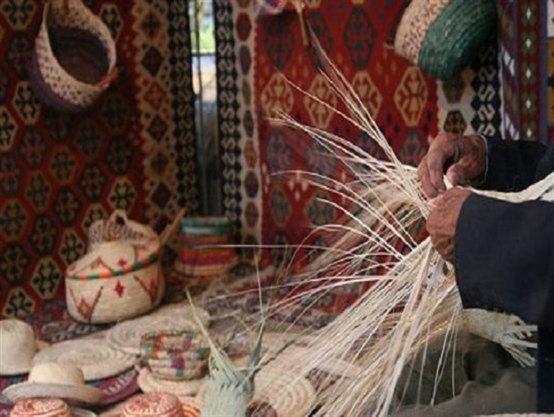 بانوی خیر بزمان گارگاه صنایع دستی را راه اندازی کرد
