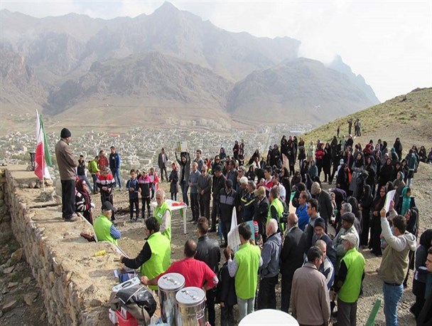 کوهپیمایی خانوادگی با تاکید بر حفظ محیط زیست در فریدونشهر+تصاویر