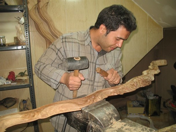 بی توجهی مسئولان باعث افول هنر منبت شده است