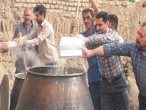 به مناسبت نیمه شعبان آش رشته نذری در نراق پخته شد