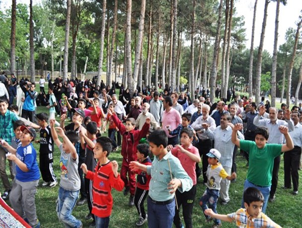 همایش پیاده روی خانوادگی محلات از قاب تصویر
