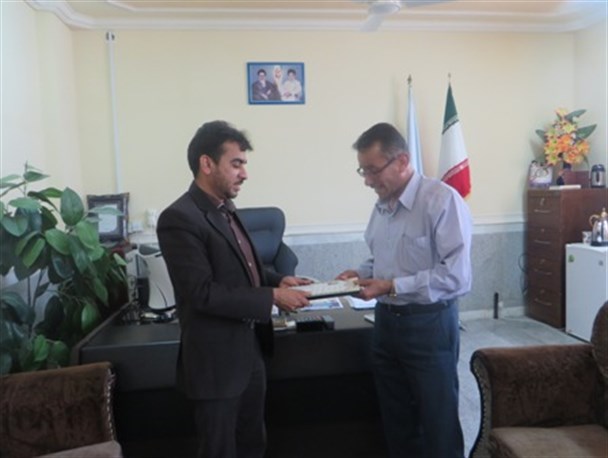 از سوی گروه هنری بستکیه از رئیس دانشگاه پیام نور بستک تجلیل شد