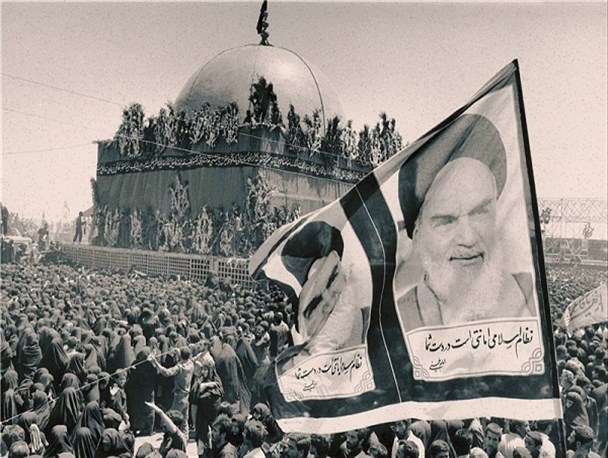 جانبازی که سیل جمعیت هم مانع حضور او نشد/ خاک تبرکی که فقط چند ثانیه در هوا معلق می ماند و فضا را عطر آکین کرده بود