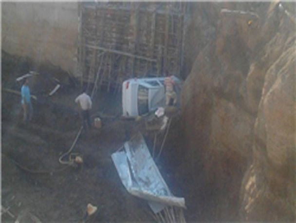 سقوط خودروی پراید به داخل گودال در زیرگذر شهیدرجایی رشت