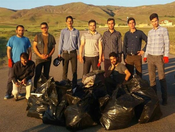 پاکسازی محدوده شهرک صنعتی گیوی از زباله همزمان با روز جهانی محیط زیست