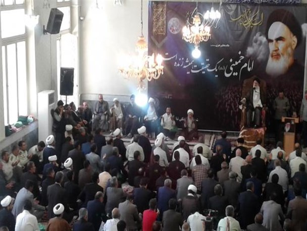 دشمن شخص ولی فقیه را هدف قرار داده است/ تمسک به رهبری بیمه کننده انقلاب