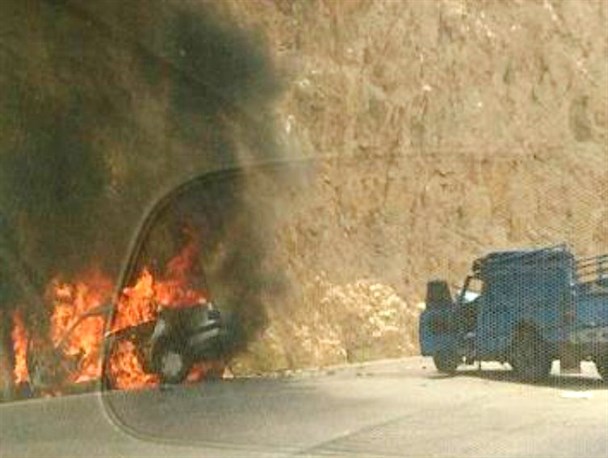 خودروی پژو در کازرون در آتش سوخت