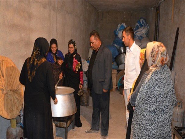 ضیافت افطار یک خیر برای اهالی روستای عباس آباد سیدان