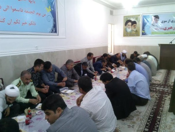 مددجویان تحت پوشش کمیته امداد و بهزیستی مهمان سفره افطاری امام جمعه معمولان