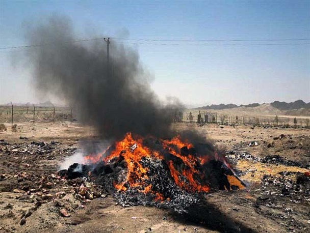 کالاهای سلامت‎محور قاچاق در زاهدان به آتش کشیده شد