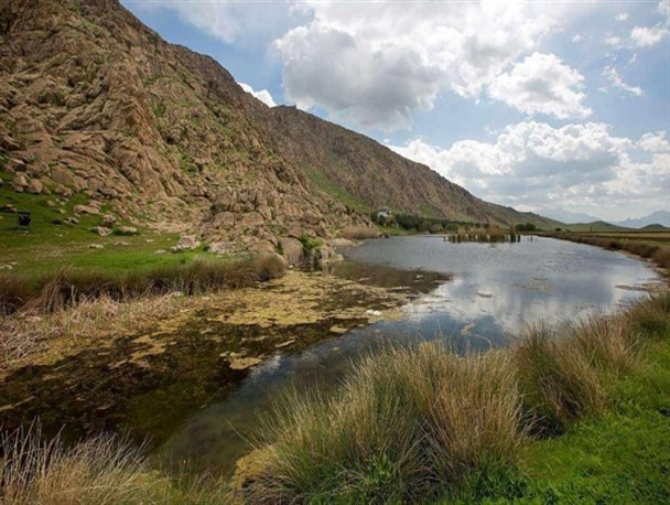 حفر چاه‌های غیرمجاز و وعده‌‌های بی‌عمل نفس تالاب‌ها را گرفت/ تالاب "هشیلان" در آستانه خشک شدن