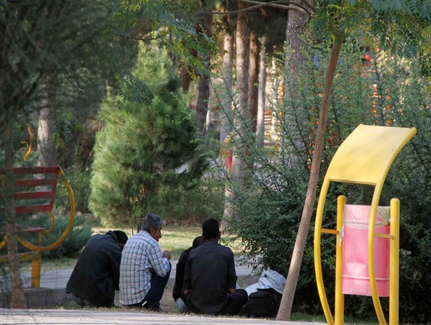 فضای سبز شهر به قرق معتادین و اراذل درآمده است