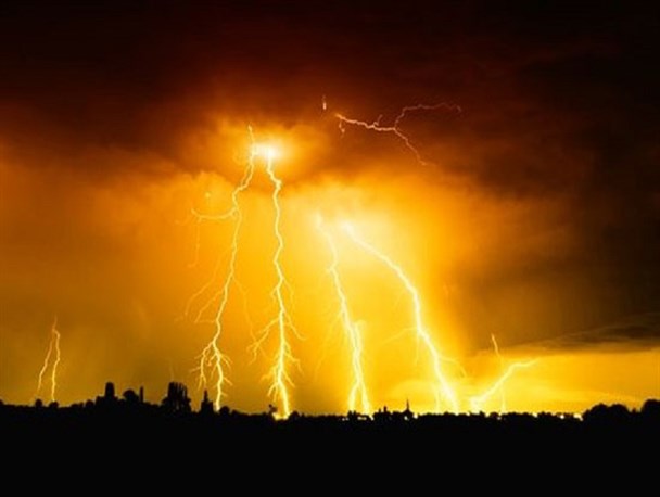 خسارت 250 میلیون ریالی صاعقه در یکی ازشهرهای شمالی