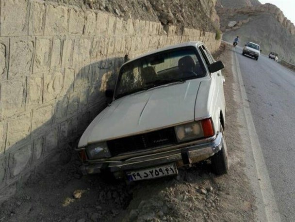 برخورد خودروی پیکان به کوه دو مصدوم برجای گذاشت+ عکس