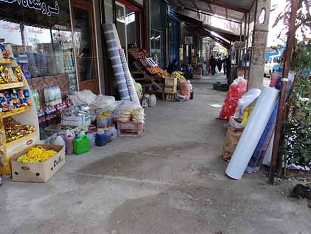 تسخیر پیاده رو توسط مغازه داران