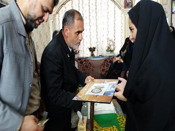 خدام حرم رضوی از همسر و دختر شهید زنده لرستانی تجلیل کردند +عکس