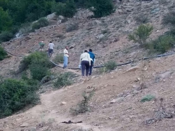 دانشجویان جهادگری که ۱۱۰۰ متر لوله را با شانه های خود به ارتفاعات کوه رساندند+تصاویر