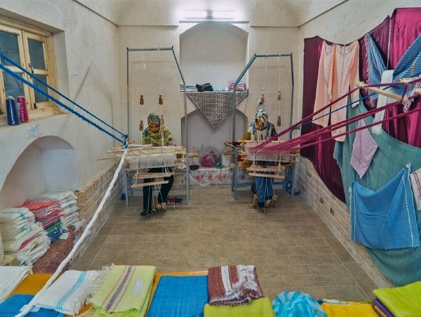 صنایع دستی در پیچ و خم چالش ها/ بیمه، نبود بازار فروش و مکان مهمترین مشکلات صنعتگران است