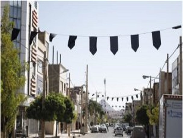 حال و هوای حسینی در کوچه پس کوچه های شهر بیرجند/ نصب ۱۵۰۰ پرچم عزای امام حسین(ع) در سطح شهر