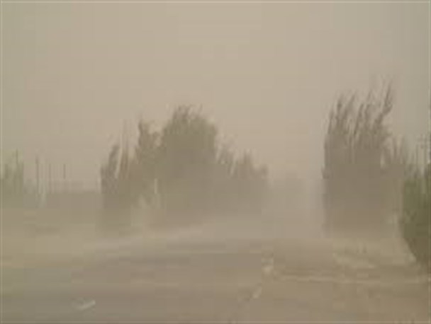 وزش طوفان شدید در شهرستان هیرمند/ریزگردها قصد ترک کردن منطقه را ندارند