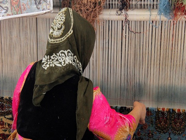 نقش آفرینی زنان کُرد در جان دادن به تار و پود های بی جان