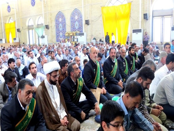 خادمان شاهچراغ (ع)، کام نمازگزاران کازرونی را شیرین کردند+ تصاویر