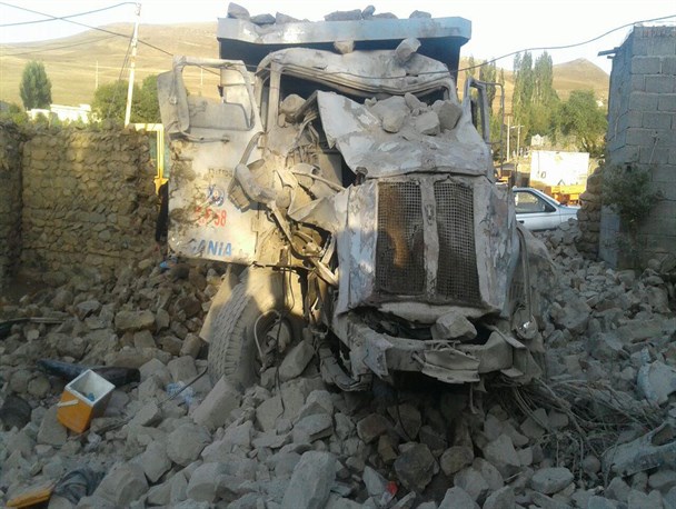 برخورد کمپرسی با واحد مسکونی در روستای اینی