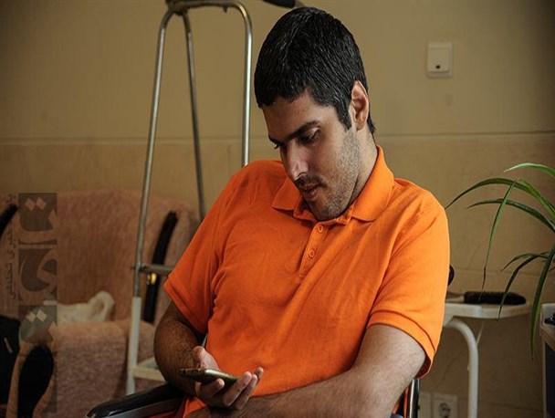زندگی نابغه معلول در کهریزک کرج/ وقتی ضعف اقتصادی جوانی سامان را به هدر می دهد
