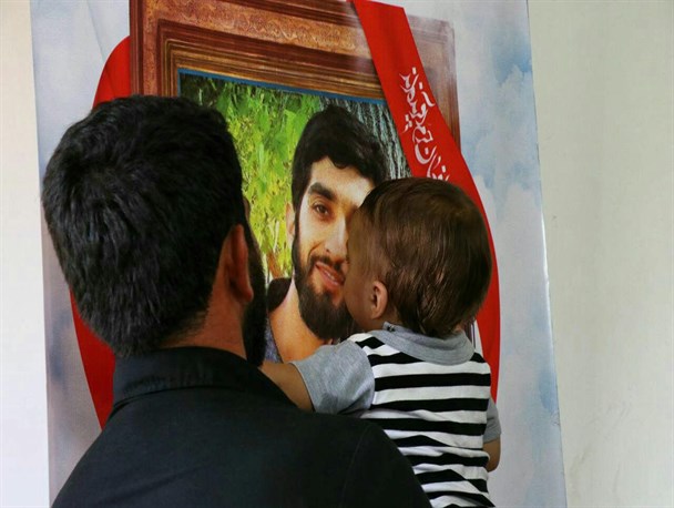 حالا می‌گن که بابام داره میاد، سربلنده و بدون سر میاد!