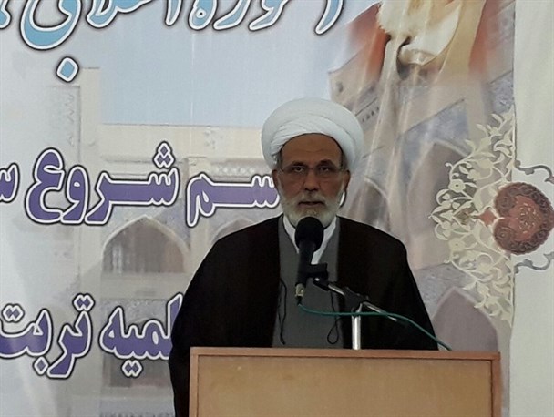 طلاب حوزه های علمیه آرمانهای انقلاب را حفظ و تقویت کنند/مبارزه با استکبار جهانی هدف تشکیلاتی انقلاب اسلامی است