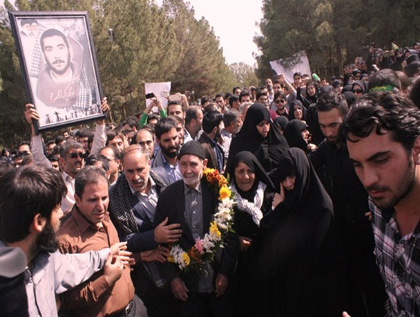 استقبال دانشجویان قمی از خانواده شهید گمنامی که احراز هویت شد+تصاویر
