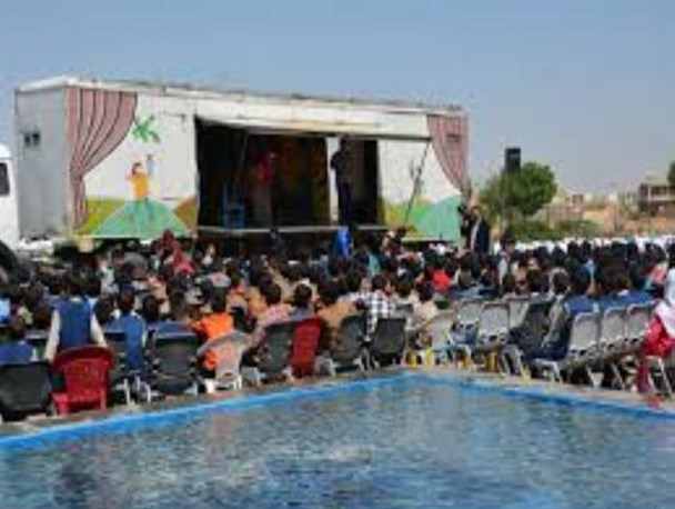 اجرای نمایش «زیر گنبد کبود» توسط گروه نمایش تریلر سیار کانون مرکزدر کامیاران