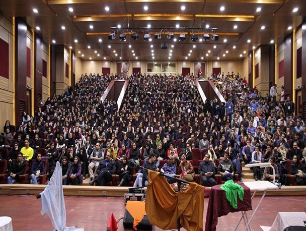مراسم کنسرت و دیسکو در دانشگاه اصفهان همزمان با بازگشت جانباختگان مظلوم منا به کشور/ اجرای کنسرت موسیقی مقارن با اذان ظهر همراه با دست و پایکوبی