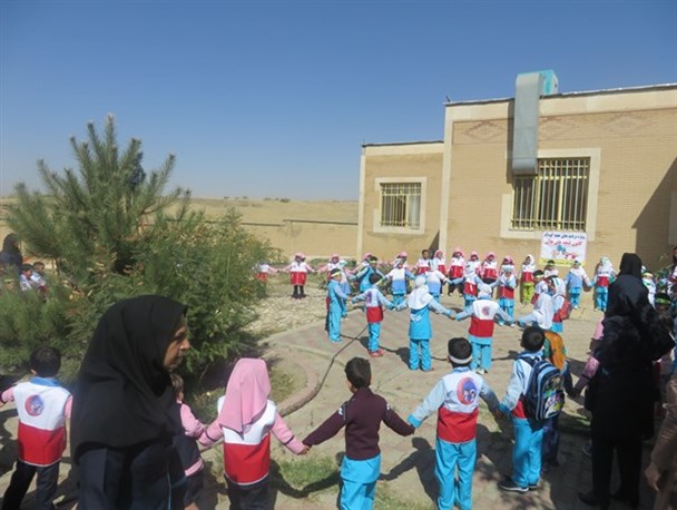 ایجاد حلقه صلح و دوستی کودکان اسدآبادی در هفته کودک+تصاویر