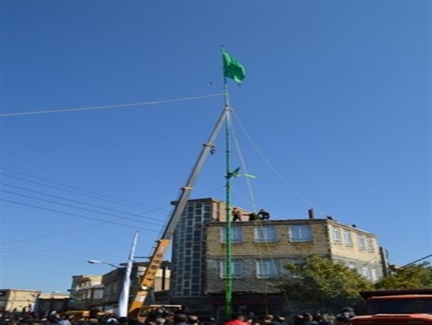 عَلَم بندی سنتی دیرین در میاندوآب/ آئینی برگرفته از اهتزاز پرچم اسلام در کربلا