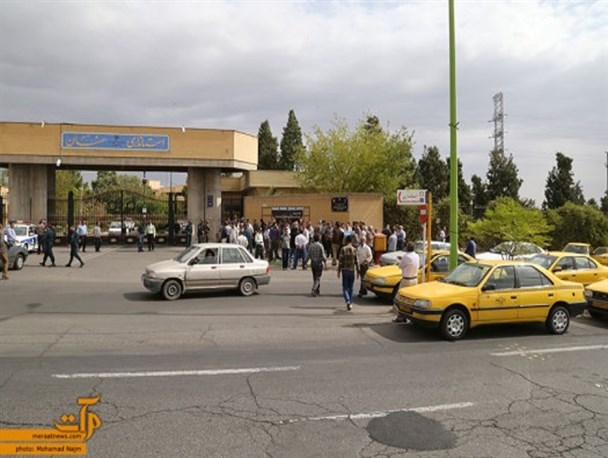 جمعی از تاکسی داران سمنانی مقابل استانداری تجمع کردند +تصاویر