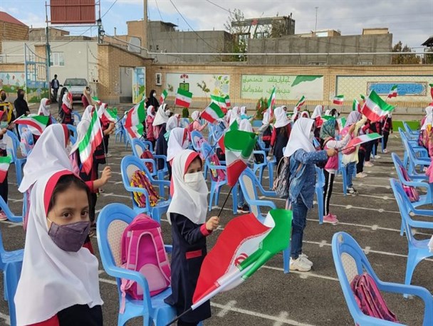 ماه مهر به دور از هیاهوی دانش‌آموزان در حیاط مدرسه!
