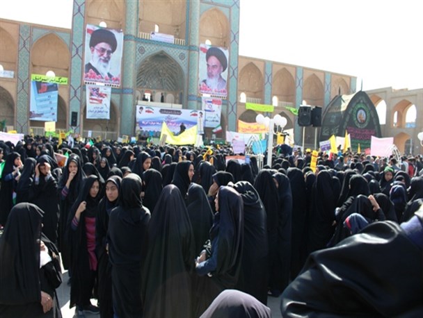 حضور بانوان و دانش آموزان دختر یزدی در راهپیمایی بزرگ 13آبان