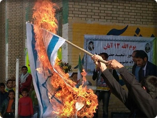 پرچم آمریکا در سرفاریاب به آتش کشیده شد/عکس