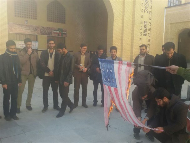 دانشجویان دانشگاه بوعلی سینا پرچم آمریکا را به آتش کشیدند+تصاویر