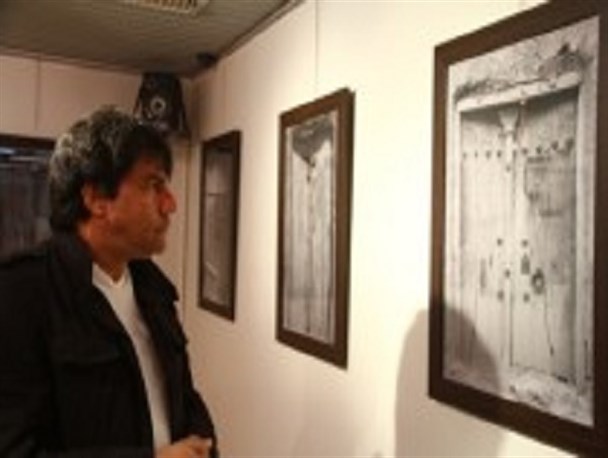 اینجا دری نیمه باز مانده است