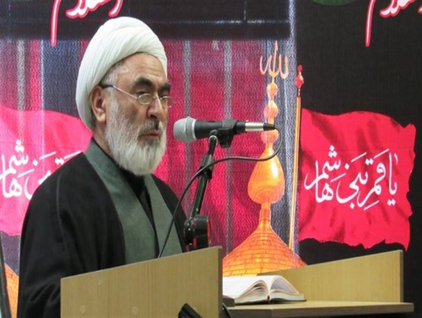 کسانی که به دنبال برقراری رابطه با آمریکا هستند نفهم و غافلند