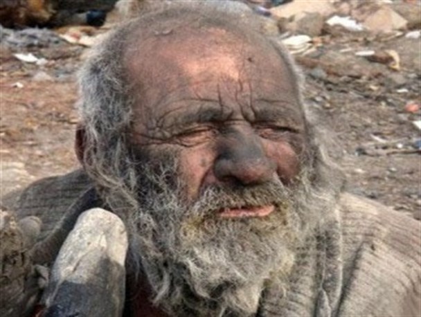 پیرمرد صدساله ای که حمام نرفته، مُردار حیوانات را می خورد و در حفره زندگی می کند! + تصاویر