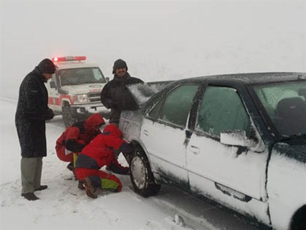 گرفتار شدن دهها خودرو در برف و کولاک جاده اشنویه -ارومیه/تردد بدون زنجیر چرخ امکان پذیر نیست