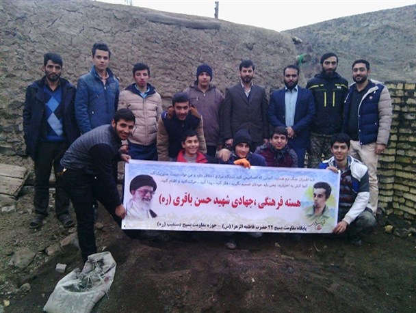 بسیجیان جهادگر حوزه شهید دستغیب دیوار حیاط پیرمرد روستای کلهین زنجان را می سازند