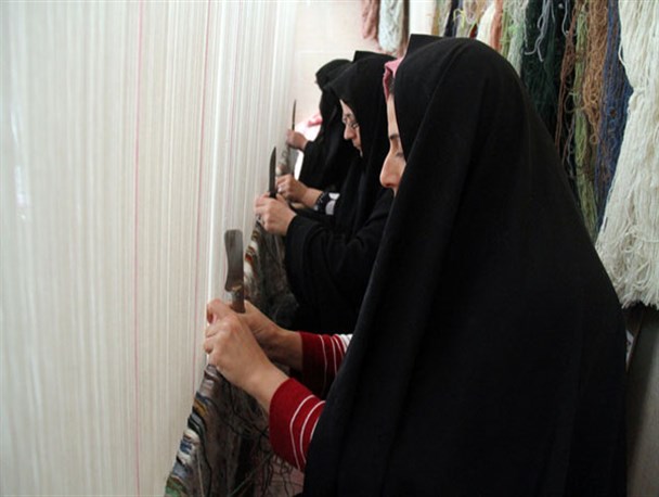 بیش از 120 تخته فرش به دست مددجویان یزدی بافته شد
