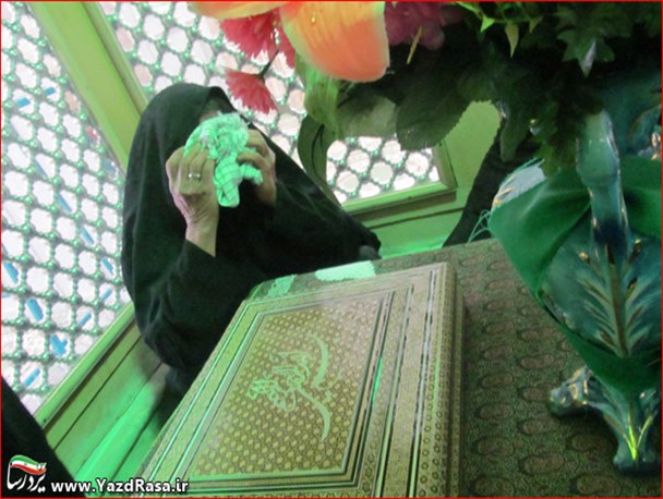 ضریح مطهر امامزاده شهیدان(ع) ابرکوه با گلاب اشک شستشو شد + تصویر