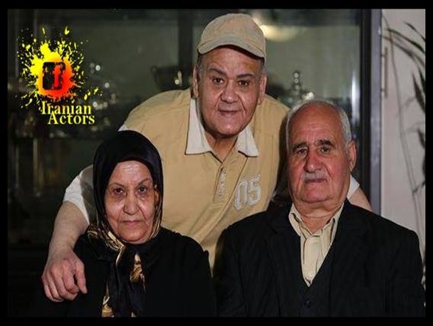 عکس/ اکبر عبدی همراه با پدر و مادر