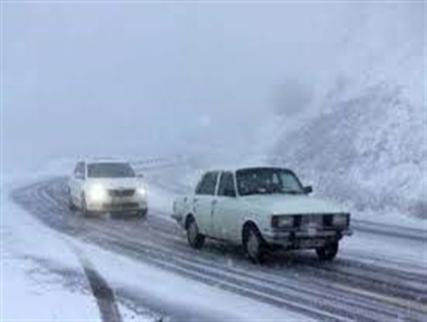 تردد خودروها در گردنه اسدلی فقط با زنجیرچرخ امکانپذیر است